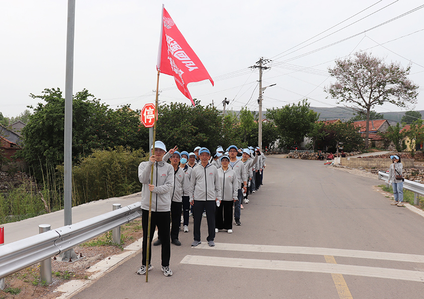 博阳机械举行“凝聚坚强团队 携手勇攀高峰”徒步登山活动