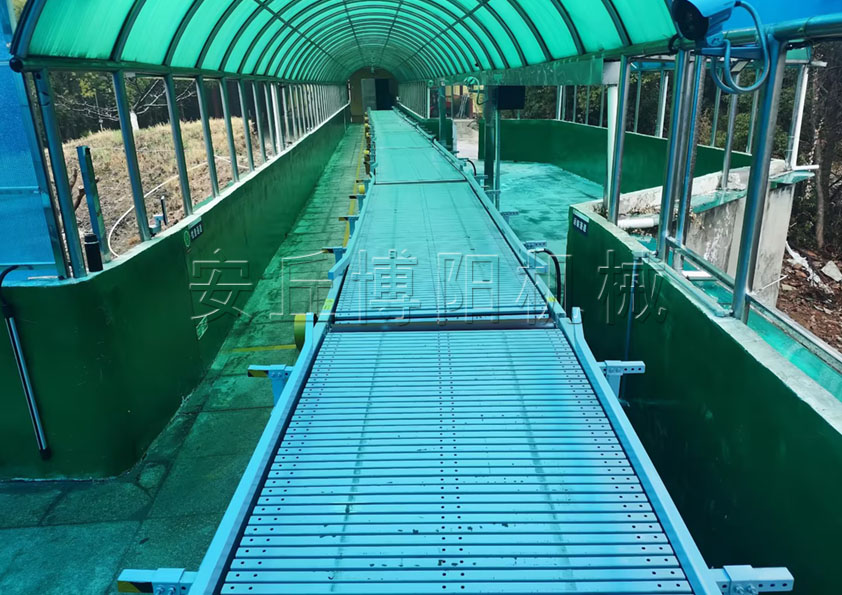 三聚氰胺链板式输送机 山东吨袋链板输送机客户现场